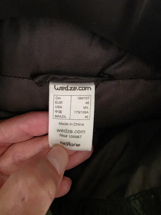 Chaqueta de plumas negra