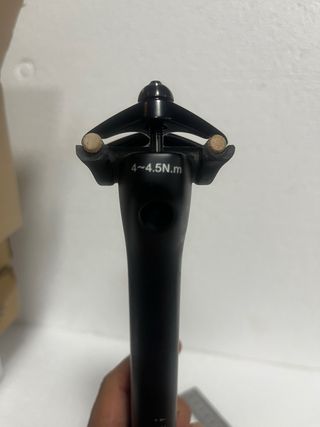 Tija sillín carbono compensada