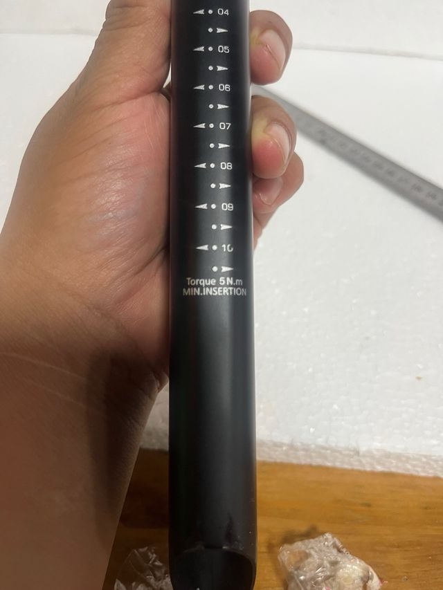 Tija sillín carbono compensada