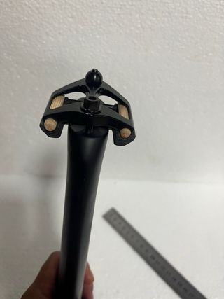 Tija sillín carbono compensada