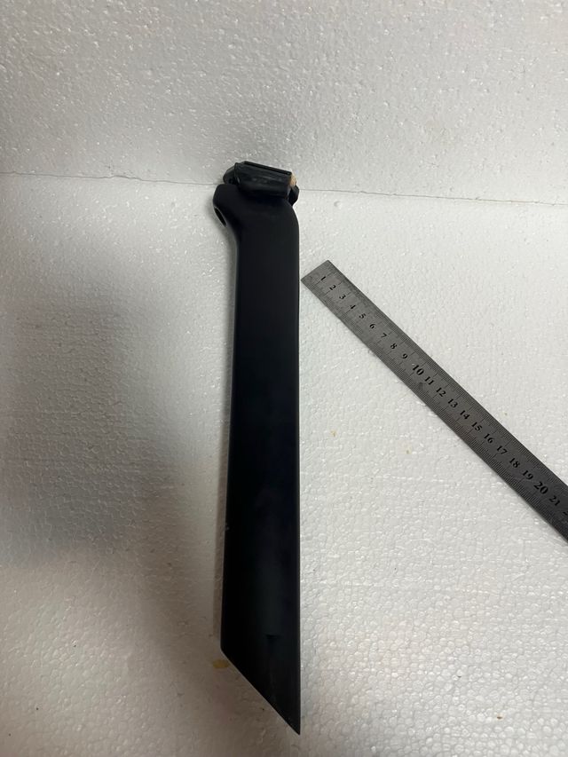 Tija sillín carbono compensada