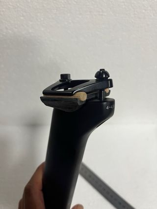 Tija sillín carbono compensada