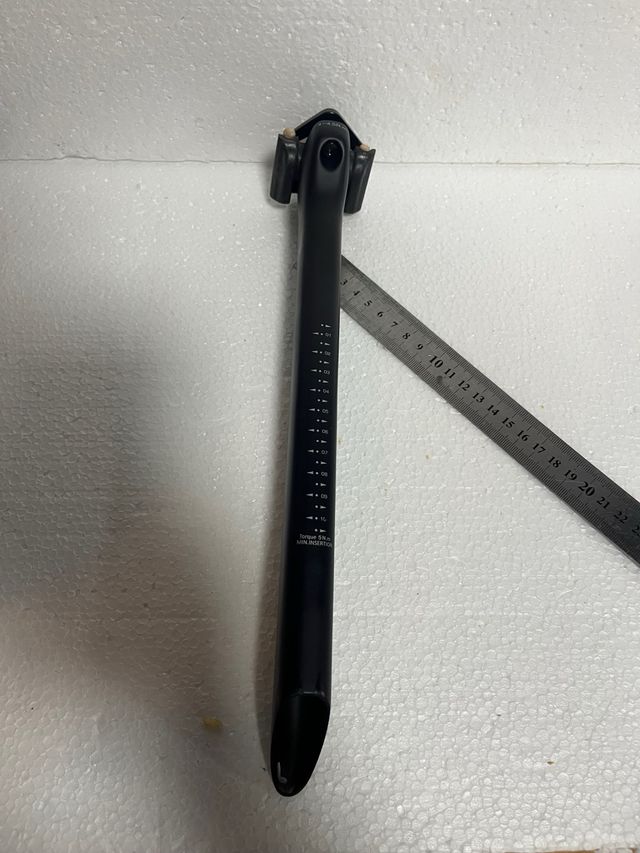 Tija sillín carbono compensada