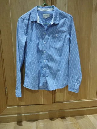 Camisa azul con estrellas blancas