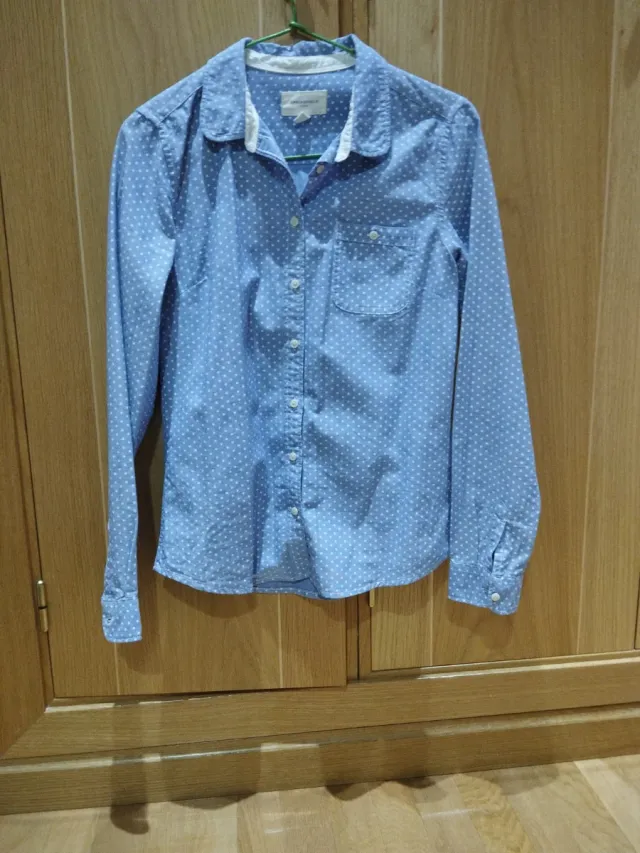 Camisa azul con estrellas blancas