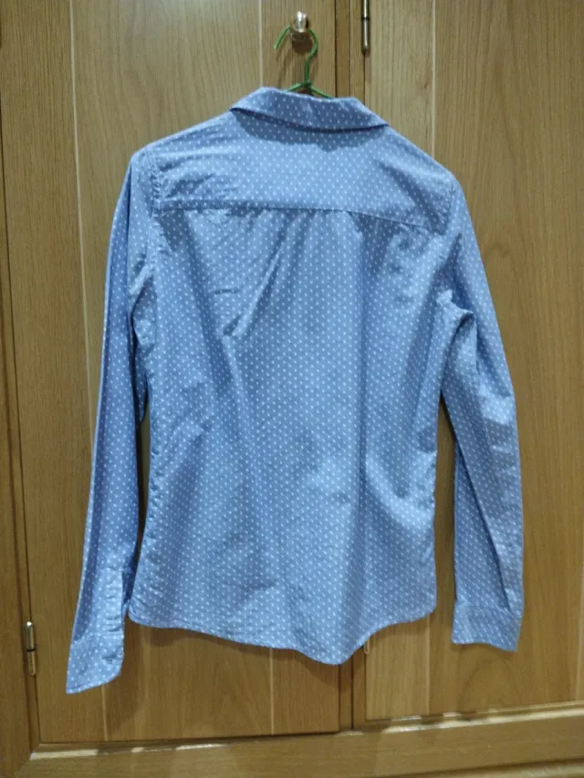 Camisa azul con estrellas blancas