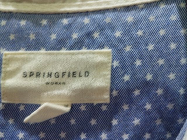 Camisa azul con estrellas blancas