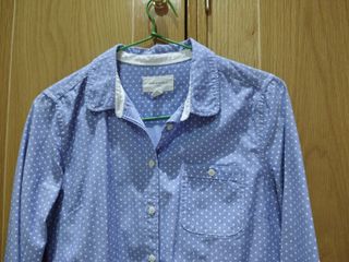 Camisa azul con estrellas blancas