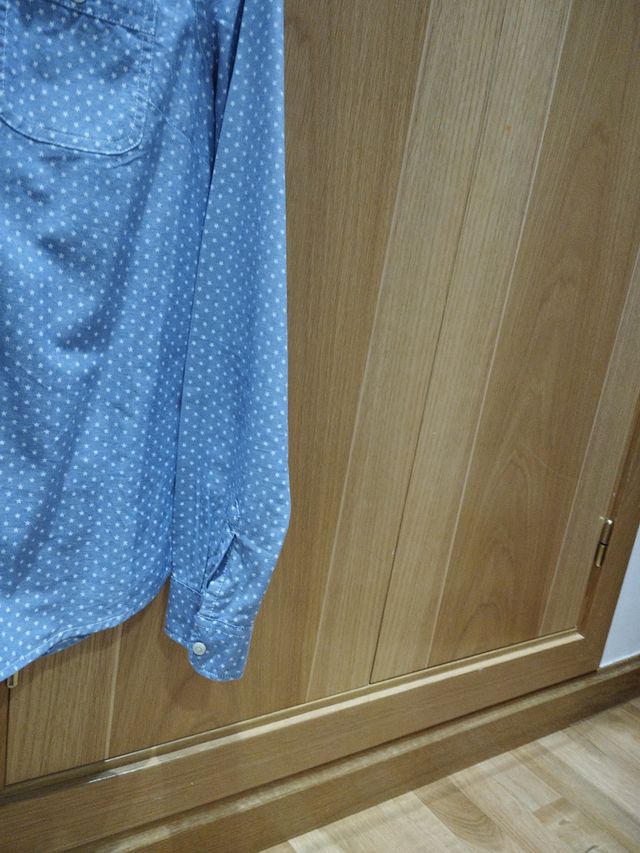 Camisa azul con estrellas blancas