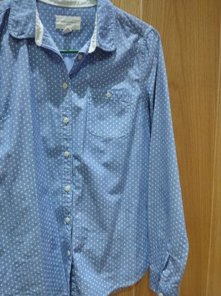 Camisa azul con estrellas blancas