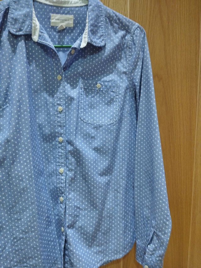 Camisa azul con estrellas blancas