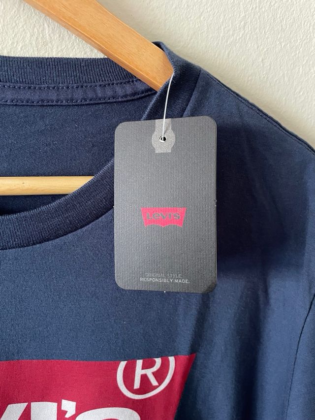 Camiseta Levi's Azul Marino Logo Rojo