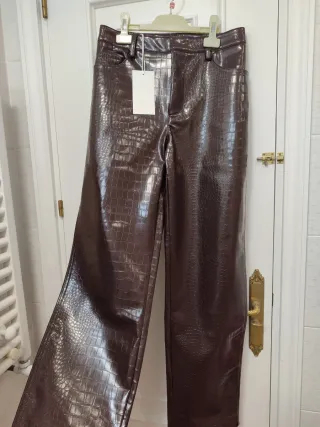 Pantalón efecto piel animal print Zara