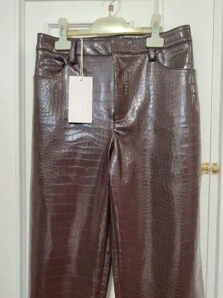 Pantalón efecto piel animal print Zara