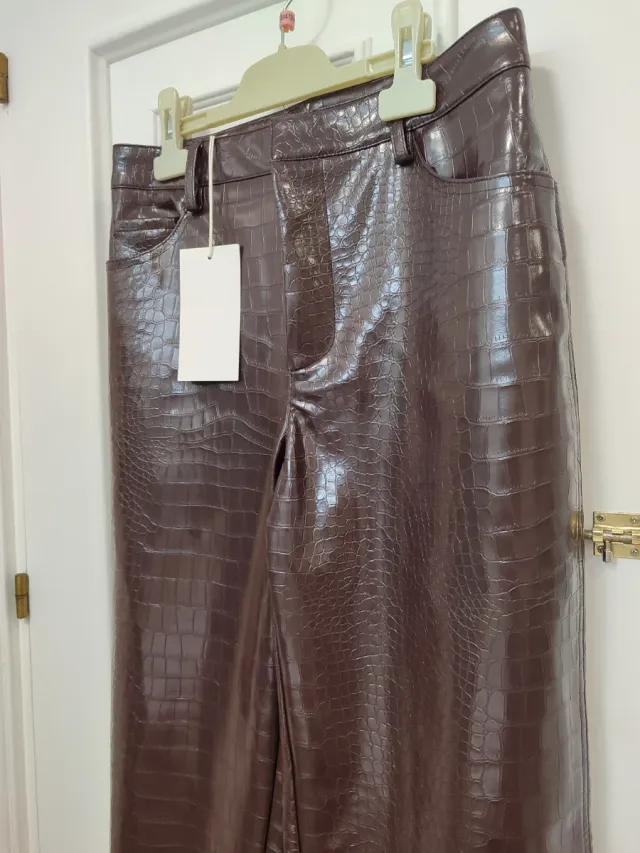 Pantalón efecto piel animal print Zara