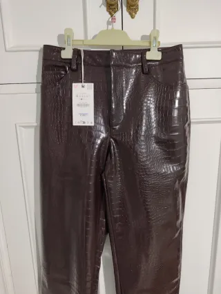 Pantalón efecto piel animal print Zara