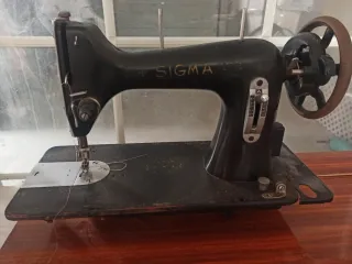 Máquina de coser SIGMA antigua