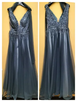 Vestido largo de tul y seda verde oliva.