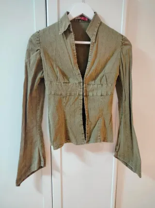 Camisa ajustada verde con rayas