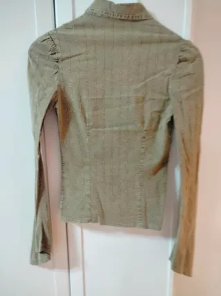 Camisa ajustada verde con rayas