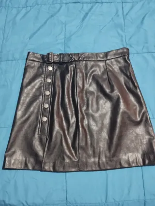 Falda cuero negra con cinturón marca Inside