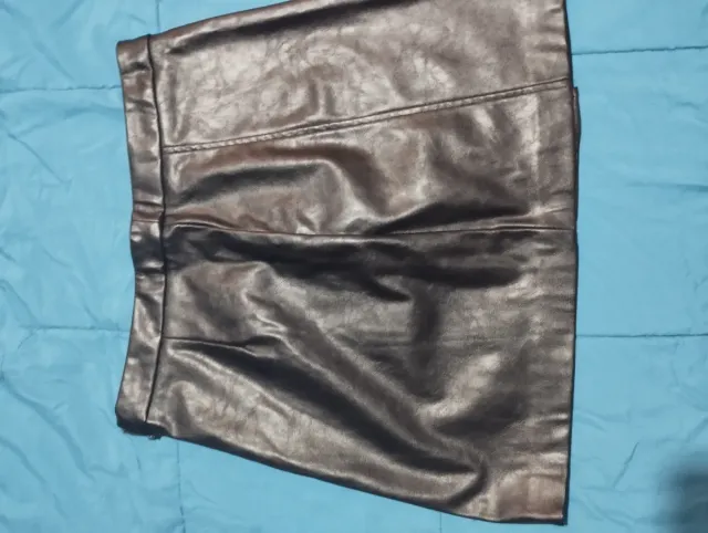 Falda cuero negra con cinturón marca Inside