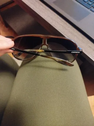 Gafas de sol marrones y multicolor