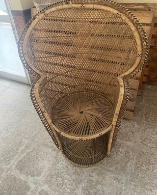 Sillón de mimbre estilo pavo real