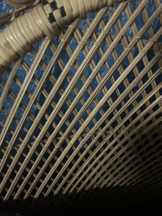 Sillón de mimbre estilo pavo real