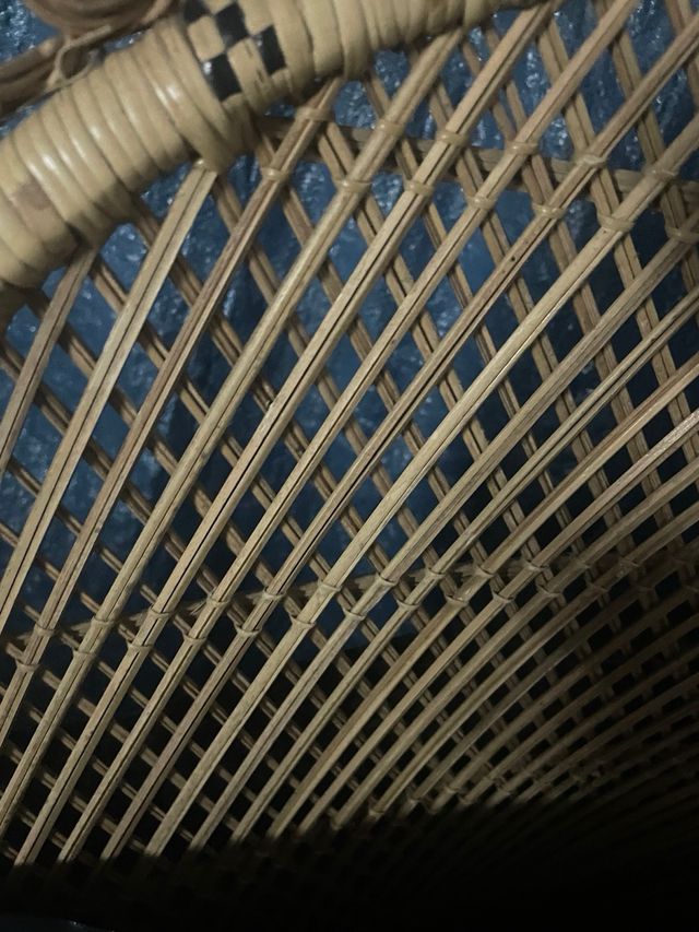 Sillón de mimbre estilo pavo real