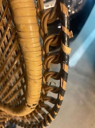 Sillón de mimbre estilo pavo real