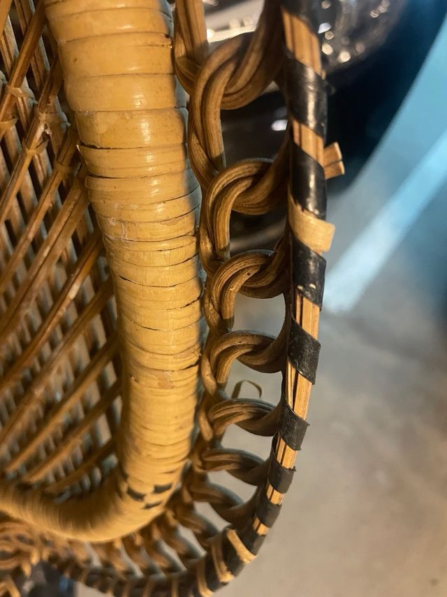 Sillón de mimbre estilo pavo real