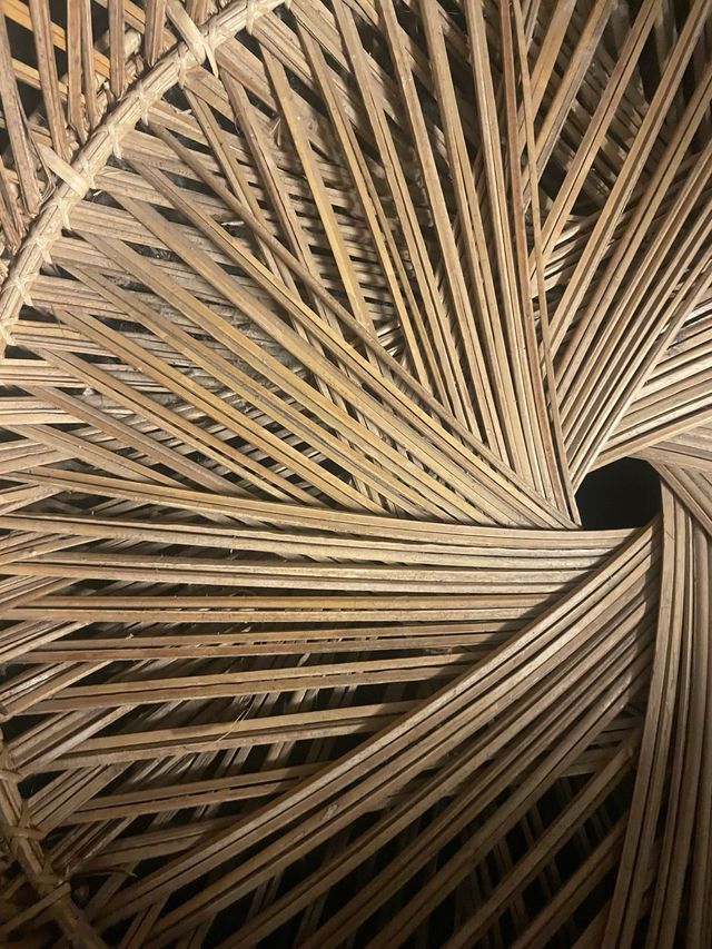 Sillón de mimbre estilo pavo real