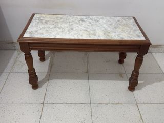 Conjunto de muebles de madera antiguos.