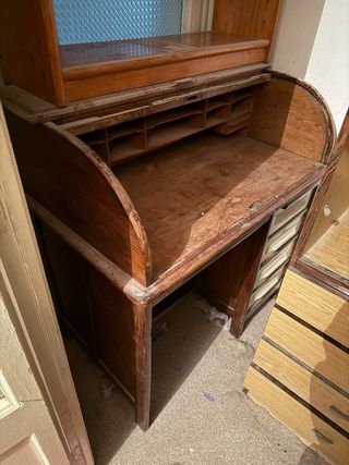 Conjunto de muebles de madera antiguos.