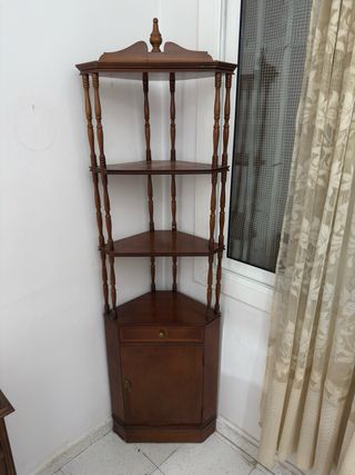 Conjunto de muebles de madera antiguos.