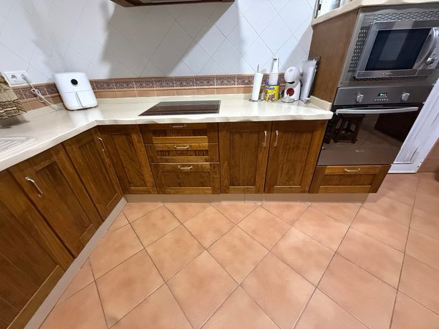 Cocina completa de madera y mármol .