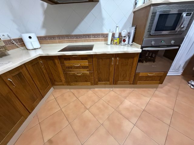 Cocina completa de madera y mármol .