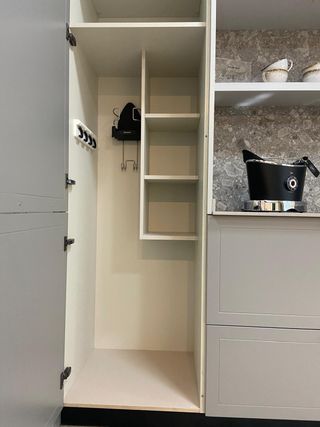 Mueble expositor desayunador