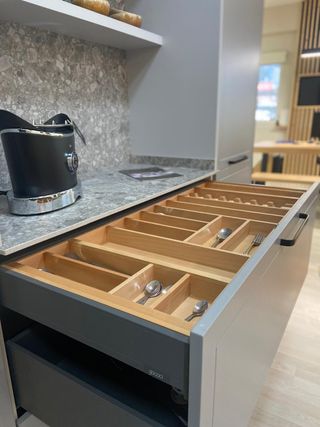 Mueble expositor desayunador