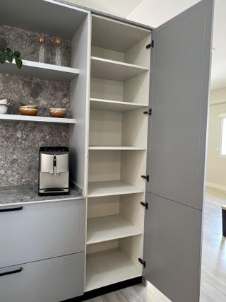 Mueble expositor desayunador