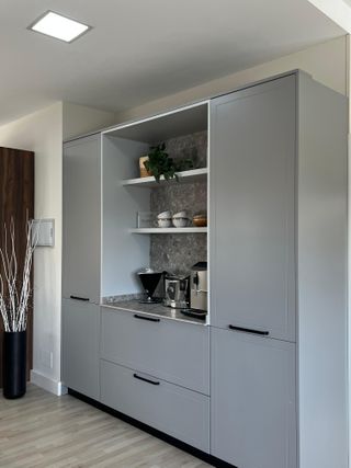 Mueble expositor desayunador