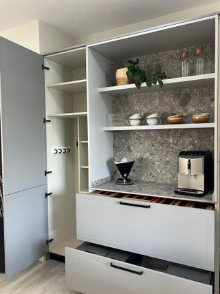 Mueble expositor desayunador