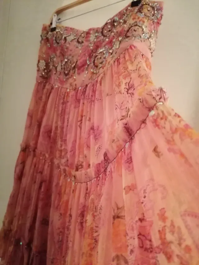 Falda larga rosa con pedrería y vuelo