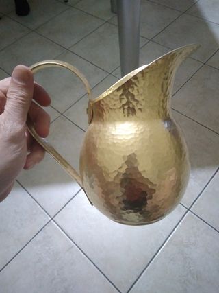 Brocca in rame martellata a mano