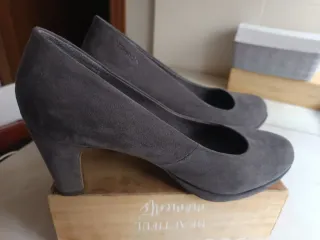 Zapatos de tacón Tamaris grises ante