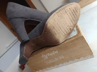 Zapatos de tacón Tamaris grises ante