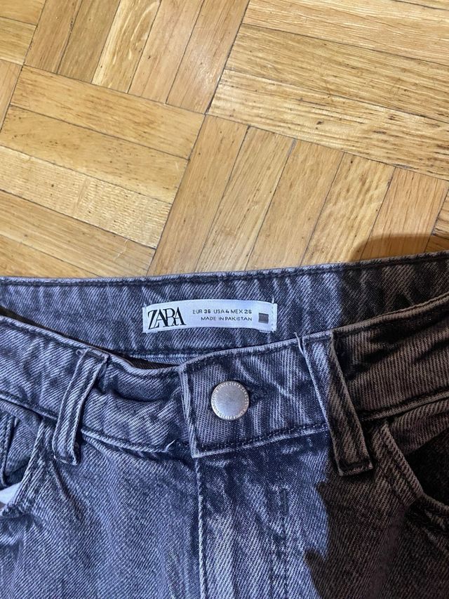 Pantalón vaquero Zara gris. Talla 36