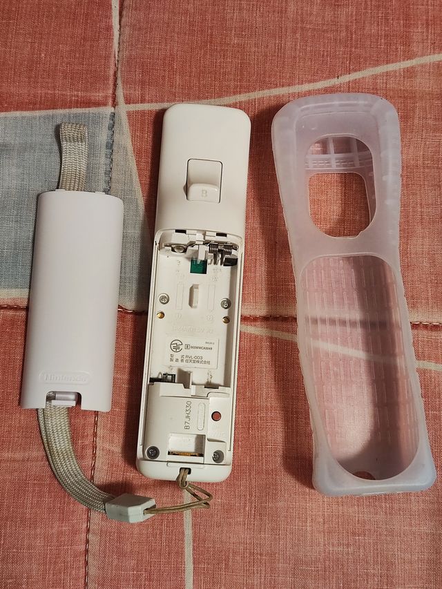 Controller Wii Remote e gioco WWE 2008 in regalo