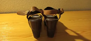 Sandalias cuña KISSIA marrones verano